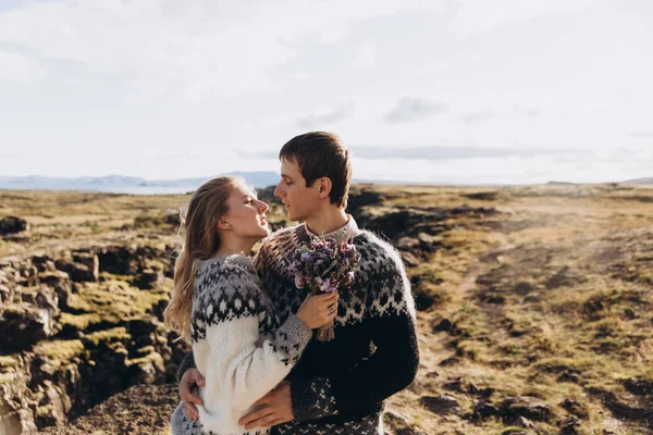 Vue Rapprochée Jeunes Couples Vêtus Pulls Tricotés Embrassant Sommet Montagne — Photo