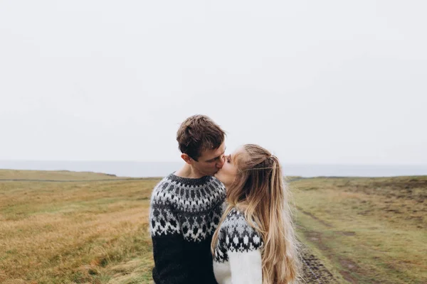 Mladý Pár Nošení Pletených Svetříků Líbání Louce — Stock fotografie