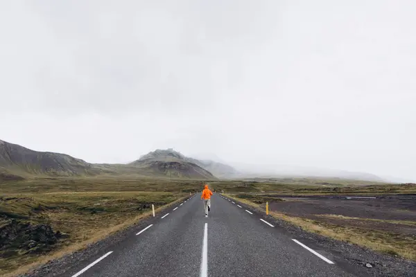 Vista Trasera Del Hombre Huyendo Por Camino — Foto de Stock