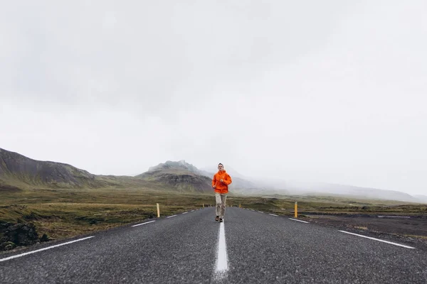 Vista Frontal Del Hombre Corriendo Por Carretera Día Sombrío — Foto de Stock