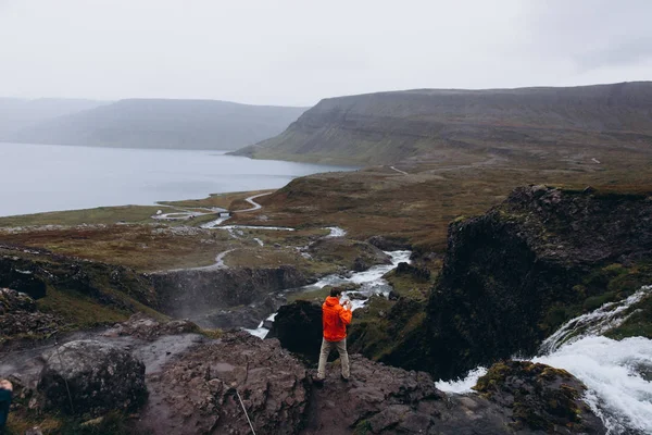 Vue Arrière Homme Debout Près Cascade Prenant Des Photos Paysage — Photo