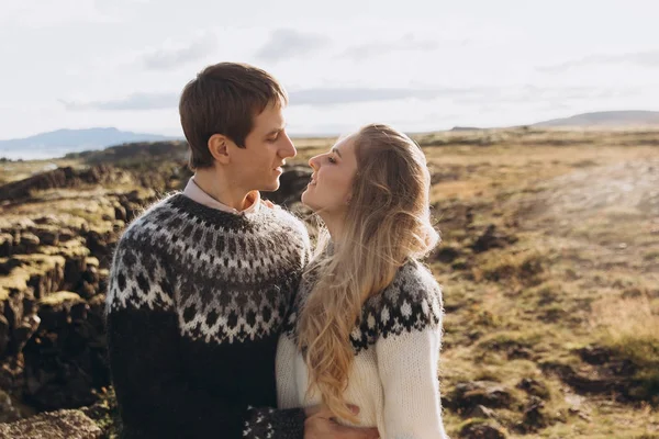 Jovem Casal Vestido Com Camisolas Malha Olhando Uns Para Outros — Fotografia de Stock