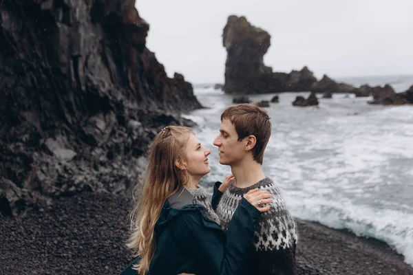 Pareja Joven Abrazándose Fondo Marino Mal Tiempo — Foto de Stock