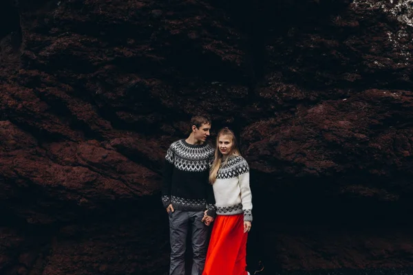 Blick Auf Ein Paar Stylischen Strickpullovern Das Vor Bergkulisse Posiert — Stockfoto