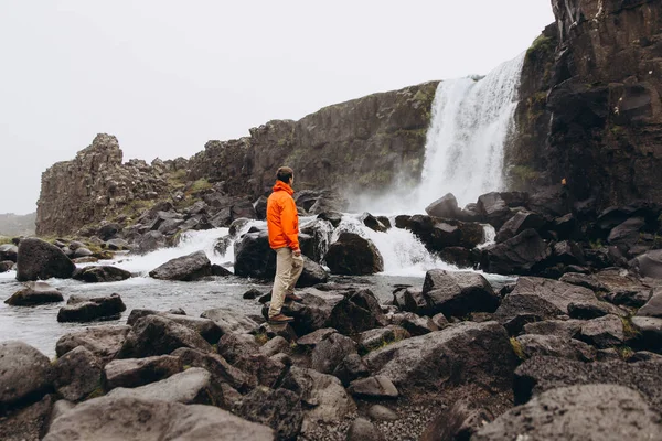 Joven Caminando Cerca Cascada Día Sombrío — Foto de Stock