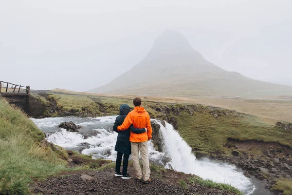 Pareja Joven Abrazándose Disfrutando Vista Cascada Día Sombrío Fondo Montaña — Foto de Stock