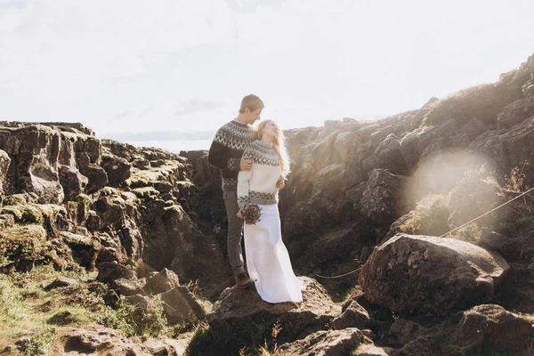 Jovem Casal Vestido Com Camisolas Malha Abraçando Pico Montanha — Fotografia de Stock