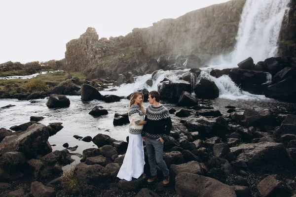 Mulher Bonita Com Cabelos Longos Segurando Namorados Mão Fundo Cachoeira — Fotografia de Stock