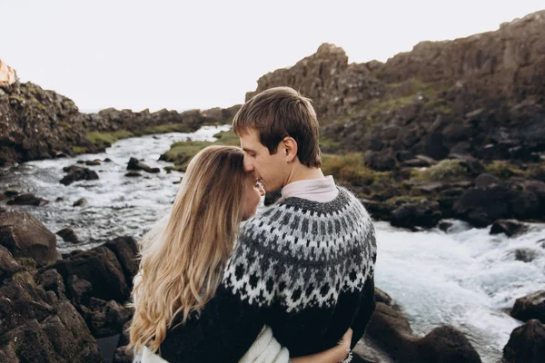 Jovem Abraçando Namorada Bonita Com Longo Cabelo Loiro — Fotografia de Stock