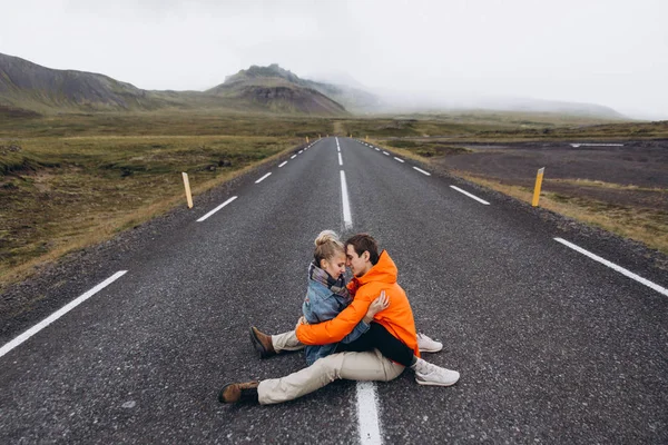 Vue Latérale Couple Assis Sur Route Face Autre Étreignant — Photo