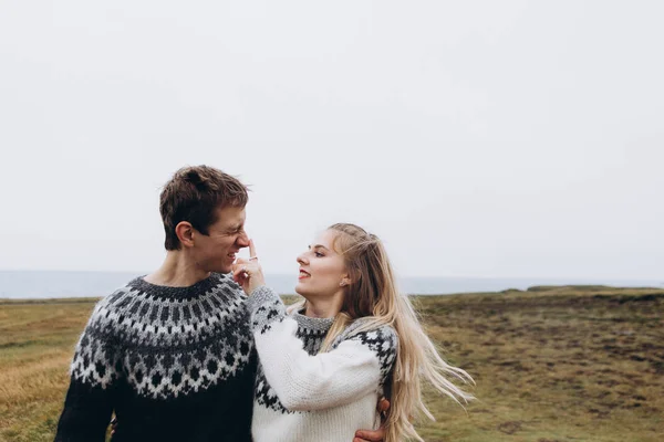 若い女性の笑顔と夫の鼻に触れる — ストック写真