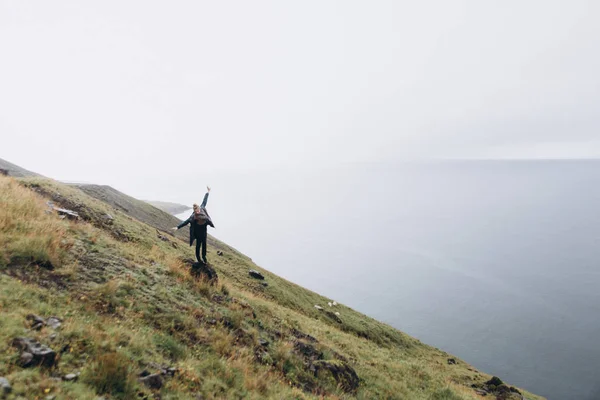 Mujer Joven Pie Colina Disfrutando Vista Panorámica — Foto de Stock