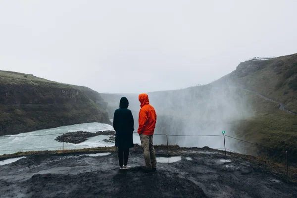 Junges Paar Schaut Trüben Tagen Nach Wasserfall — Stockfoto