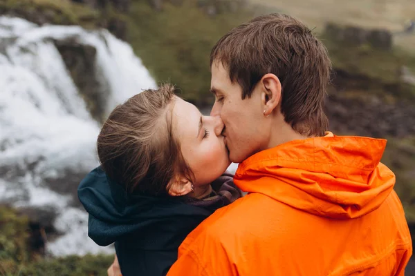 Mladý Pár Objímat Líbat Pochmurný Den Pozadí Vodopád — Stock fotografie
