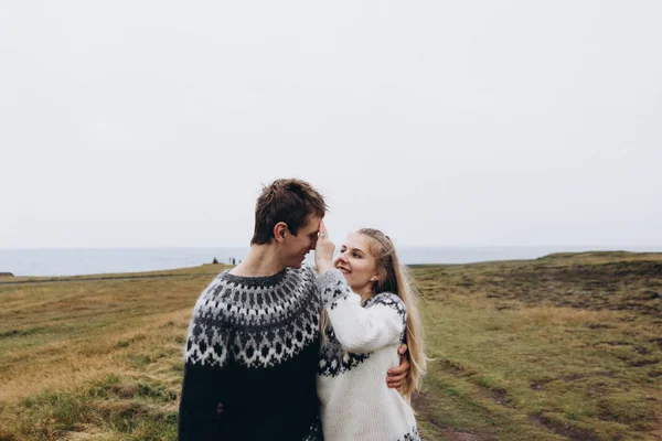 Jeune Couple Portant Des Pulls Tricotés Câlant Sur Prairie — Photo