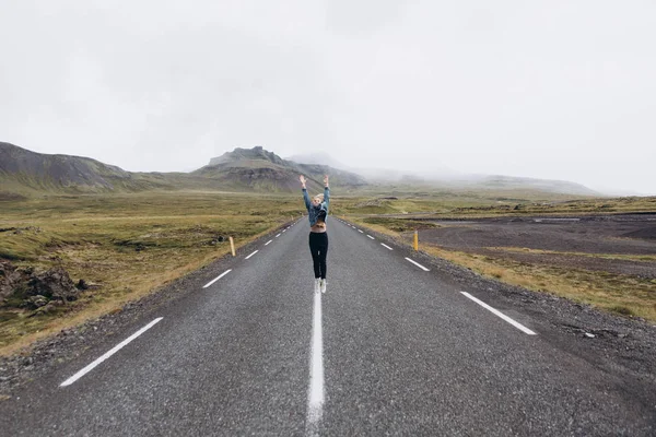 Vista Frontal Joven Mujer Saltando Carretera Frío Día Lluvioso Fondo — Foto de Stock