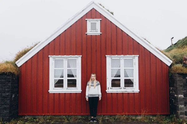Mujer Joven Con Suéter Punto Pie Cerca Casa Acogedora — Foto de Stock