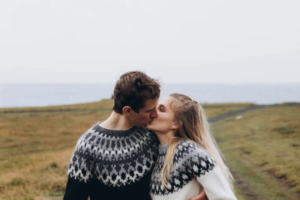 Junges Paar Strickpullovern Küsst Sich Auf Wiese — Stockfoto