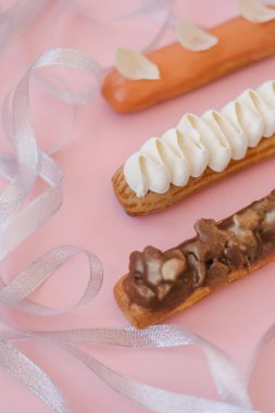 Sıcak pembe bir arka plan üzerinde sırlı eklerleri farklı türde ipek kurdele ile süslenmiş