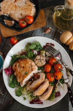 Pişmiş sebze ile tamamlanmaktadır domuz eti aroması