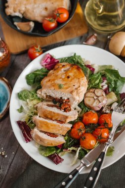 Beyaz tabakta domates soslu kızarmış domuz eti görünümünü