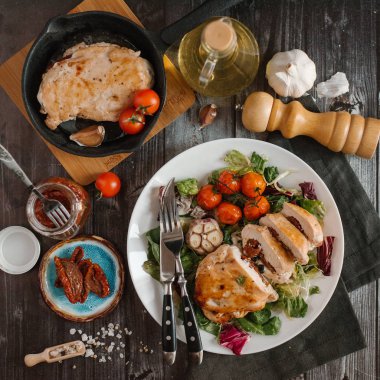 Üstten Görünüm kavrulmuş domuz eski püskü gri masaya servis sebze dolu 