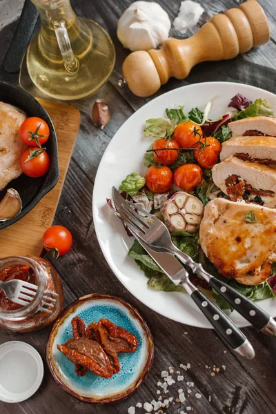 Top View Roasted Pork Filled Vegetables Served Shabby Gray Table — Stock Photo, Image