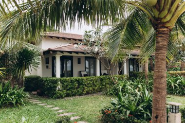 Küçük Asya rahat bungalow ve parlak yeşil bitkiler