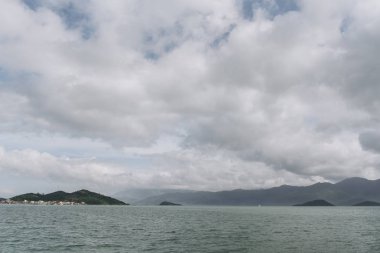 Bulutlu gri gökyüzü arka plan üzerinde Adası'nın doğal görünümü