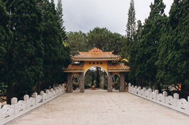 İki tarafta Asya geçidi, köprü ve yeşil ağaçlar görünümü