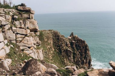 Kayalık uçurum ve muhteşem deniz arka plan görünümü