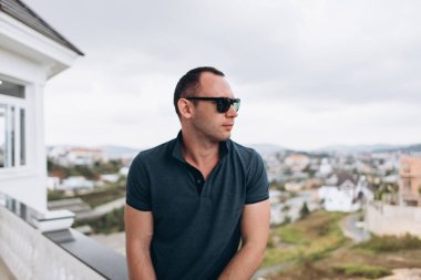 Balkonda yaz gün ayakta şık adam görünümünü