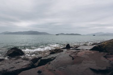 Sahil ile gökyüzünde yağmurlu bulutlar üzerinde rocky Dağları'nın görünümü