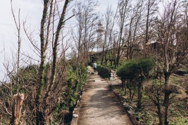 Ormanın içinden pharos için yürüyen adam arka görünümü