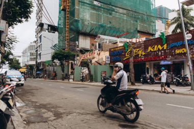 Kişi, binalar ve taşıma ile şehir yaşamının görüntülemek.