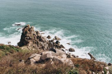 Kayalık sahil ve deniz dalgaları görünümünü