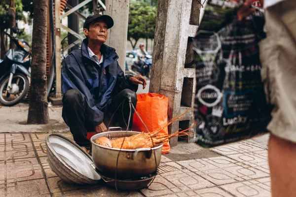 Poor Man Sitting Street Cooking Chicken Metal Bowl — Stock Photo, Image