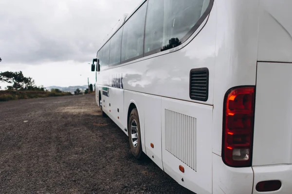 Vista Ônibus Branco Volta Com Nuvens Chuvosas Céu — Fotografia de Stock