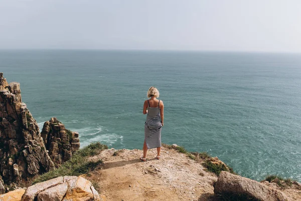 Visão Traseira Mulher Vestindo Vestido Listrado Penhasco Fundo Mar — Fotografia de Stock