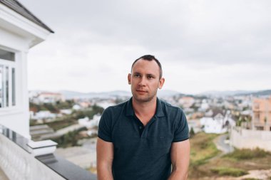Balkonda yaz gün ayakta şık adam görünümünü