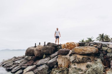 Buzlu deniz arka plan üzerinde ayakta adam önden görünümü