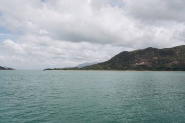Bulutlu gri gökyüzü arka plan üzerinde Adası'nın doğal görünümü