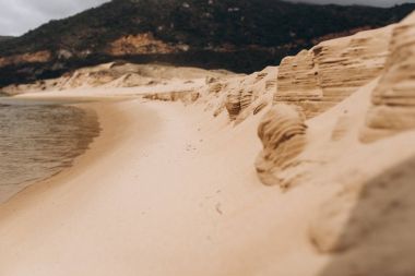 Yaz aylarında açık kum ile terk edilmiş Beach görünümü