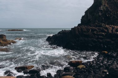 Kayalık sahil çakıl ve cobblestones görünümünü