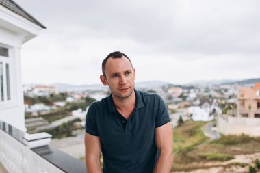 Balkonda yaz gün ayakta şık adam portresi