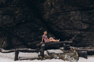 eski ahşap çit oturan ıslak elbiseli kadın