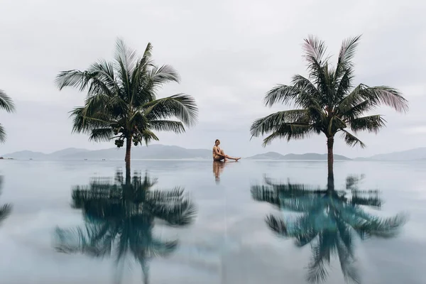 Bikini dışında yüzme havuzunda rahatlatıcı giyen kadın görünümünü