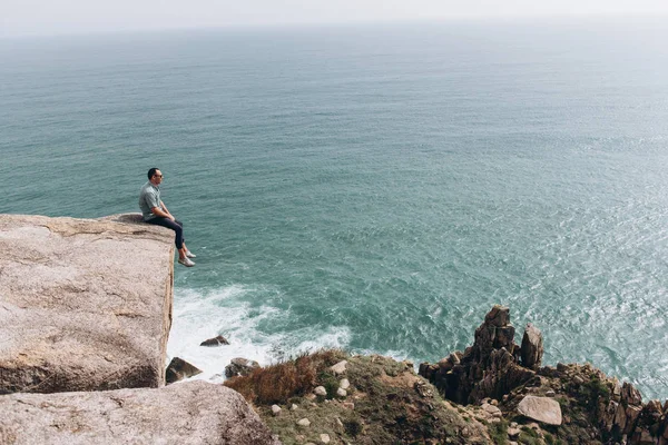 Adam Uçurumun Kenarında Üzerinde Rahatlatıcı Deniz Manzarayı Görünümü — Stok fotoğraf