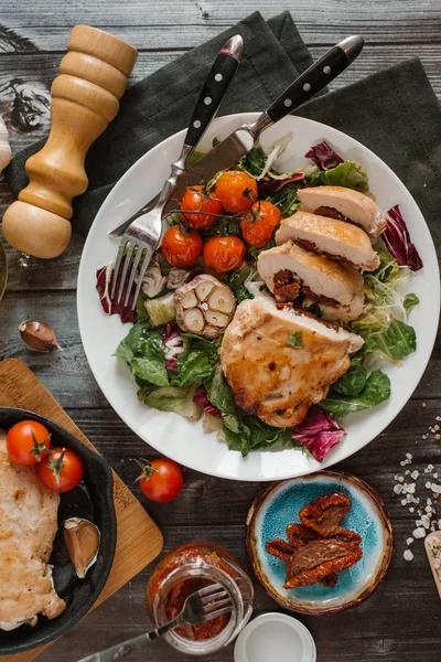 Komposisi Makanan Dengan Fillet Ayam Panggang Diisi Dengan Tomat Kering — Stok Foto