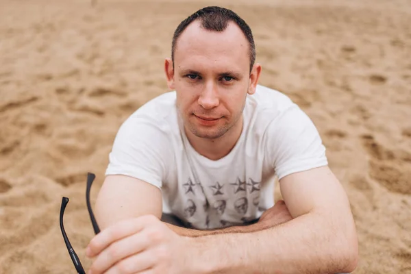 Portrait Stylish Man Sitting Beach Holding Glasses Hand — Stock Photo, Image